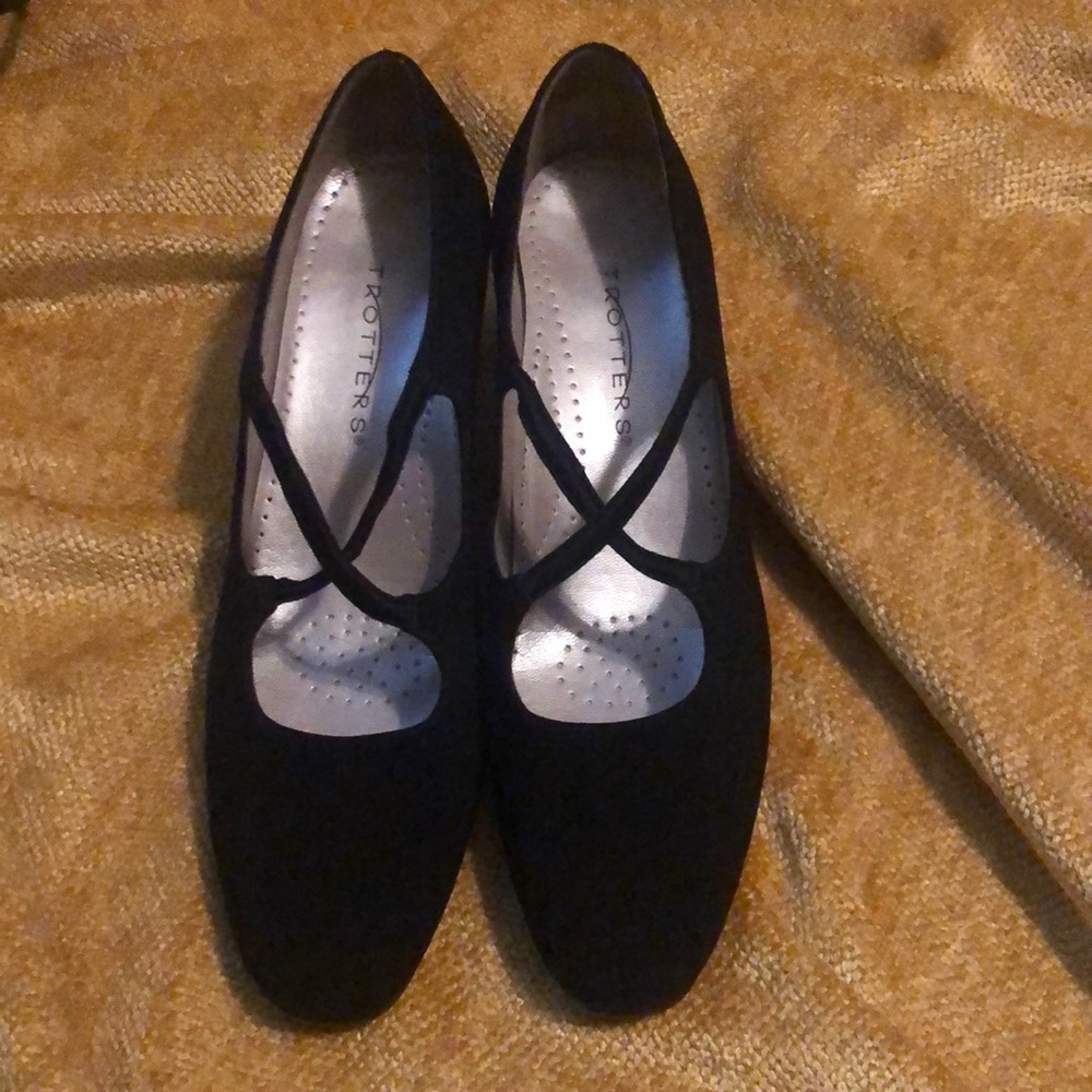 Black pumps